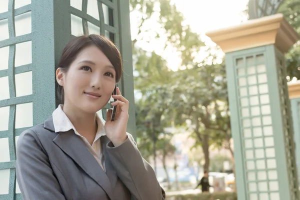 Mujer de negocios asiática hablando en smartphone con copyspace — Foto de Stock