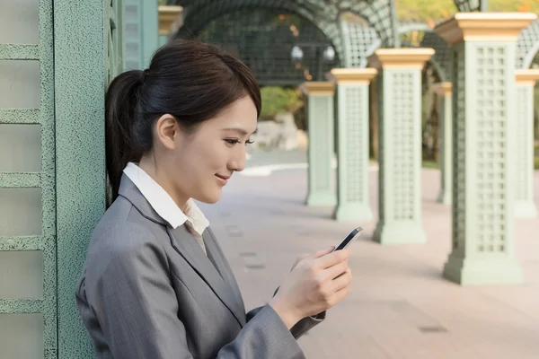 Attraktiv kvinna använda smart Företagstelefon — Stockfoto