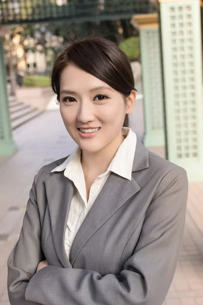 Jovem bonita Asiático mulher de negócios retrato — Fotografia de Stock