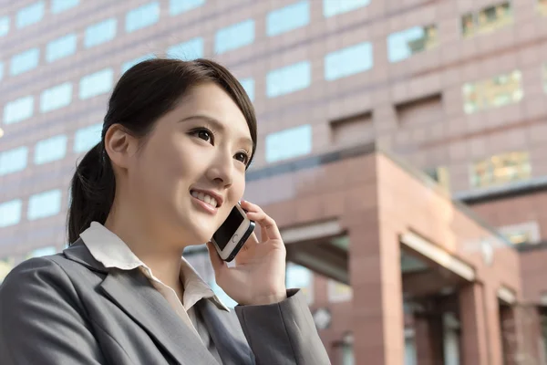 Asiatische Geschäftsfrau spricht auf Smartphone mit Copyspace — Stockfoto