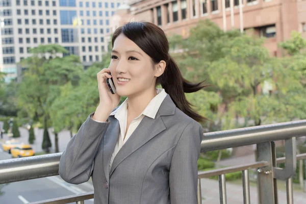 Mujer de negocios asiática hablando en smartphone con copyspace — Foto de Stock