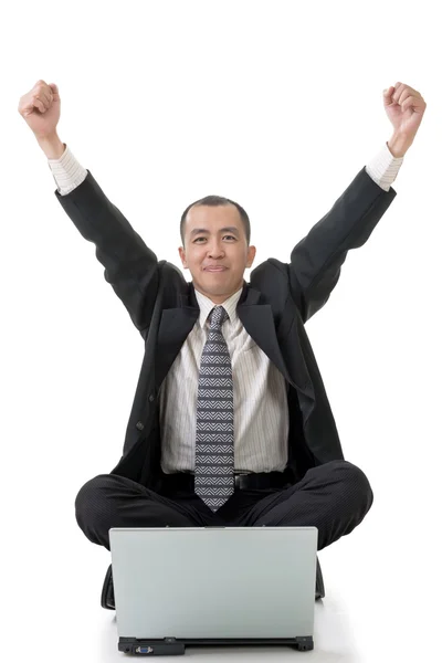 Cheerful businessman sitting on ground — Stock Photo, Image