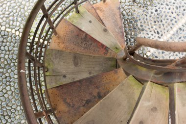 eski paslı merdivenler