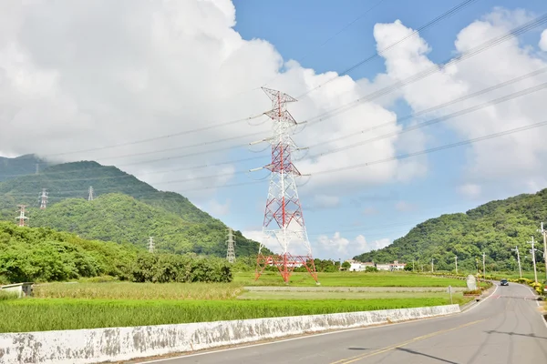 Linhas eléctricas na zona rural — Fotografia de Stock