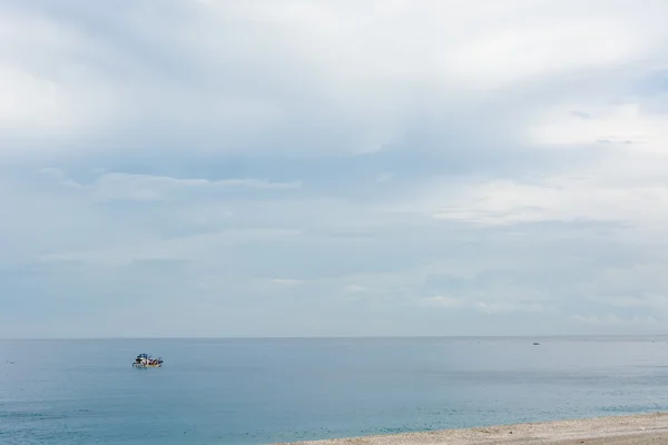 Paisaje marino con barco —  Fotos de Stock