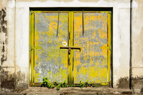 Velho portão enferrujado — Fotografia de Stock