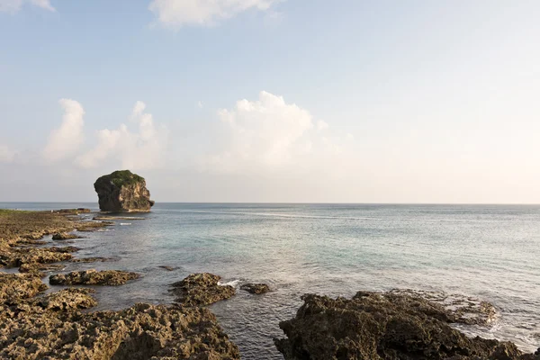 Chuanfan rock op kustlijn — Stockfoto
