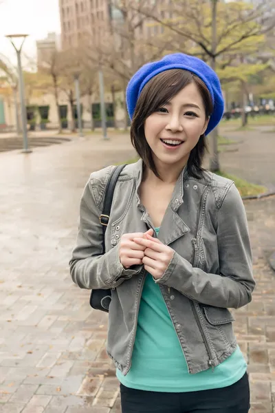 Aziatische vrouw lopen op straat — Stockfoto
