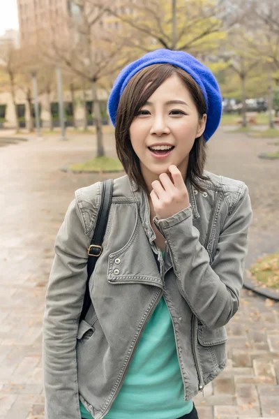 Asiatico donna passeggiata a strada — Foto Stock