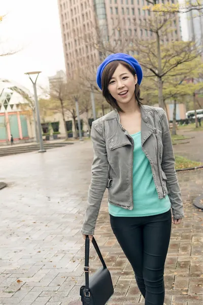 Mujer asiática caminar en la calle — Foto de Stock