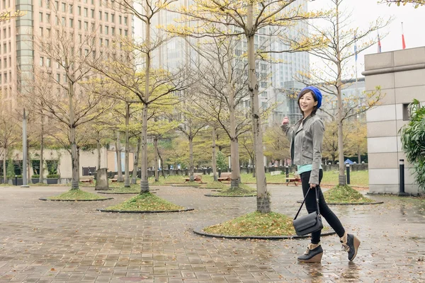 Mulher asiática andar na rua — Fotografia de Stock