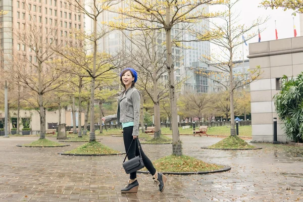 Asiatische Frau zu Fuß auf der Straße — Stockfoto