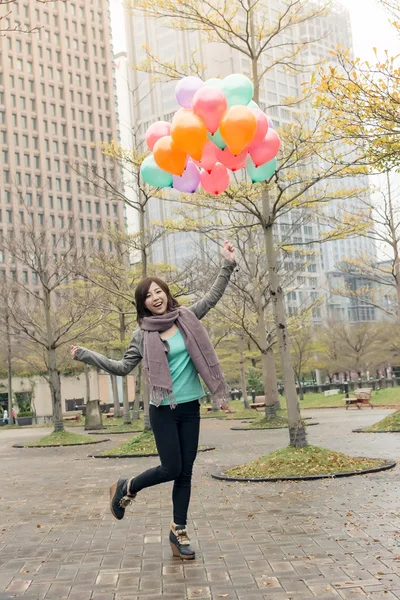 幸福微笑的亚洲女人，拿着气球 — 图库照片