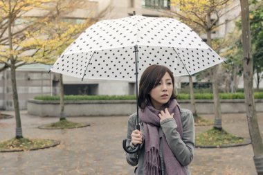 Yalnız Asyalı kadın