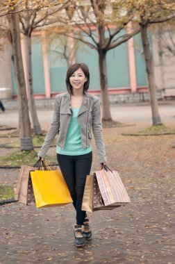 mutlu gülümseyen alışveriş kadın