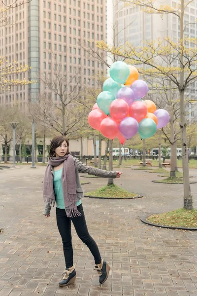 Elegante asiática mujer hold globos —  Fotos de Stock
