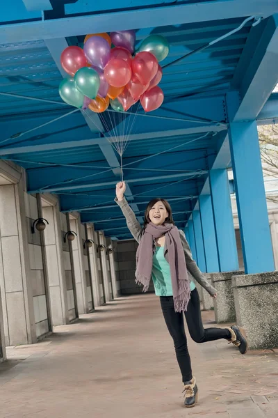 Alegre ásia beleza segurando balões — Fotografia de Stock