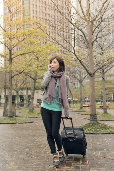 Mujer de viaje en la calle — Foto de Stock