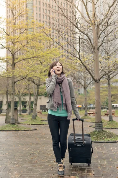 Mujer de viaje en la calle — Foto de Stock