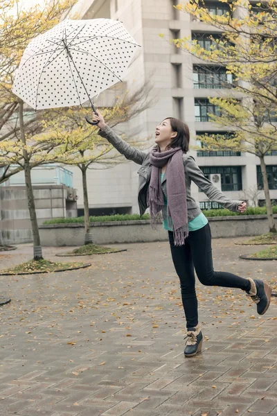 Happy smiling Asian woman holding an umbrella — Stock Photo, Image