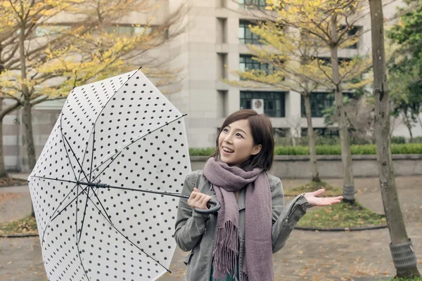 Felice sorridente donna asiatica in possesso di un ombrello — Foto Stock