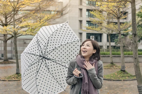 Happy smiling Asian woman holding an umbrella — Stock Photo, Image