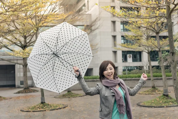 Feliz sorrindo mulher asiática segurando um guarda-chuva — Fotografia de Stock