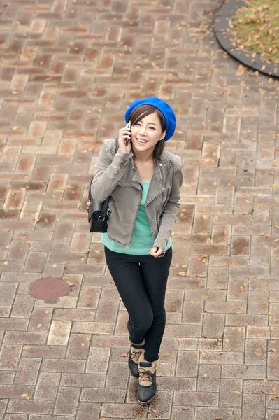 공원에서 거리에서 핸드폰에 말하는 쾌활 한 아시아 여자, — 스톡 사진