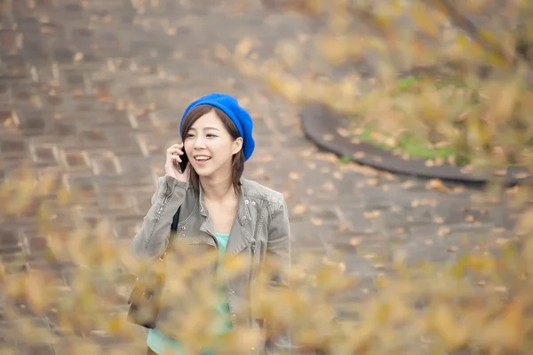 Vrolijke Aziatische Dame praten op mobiele telefoon op straat in de park, — Stockfoto