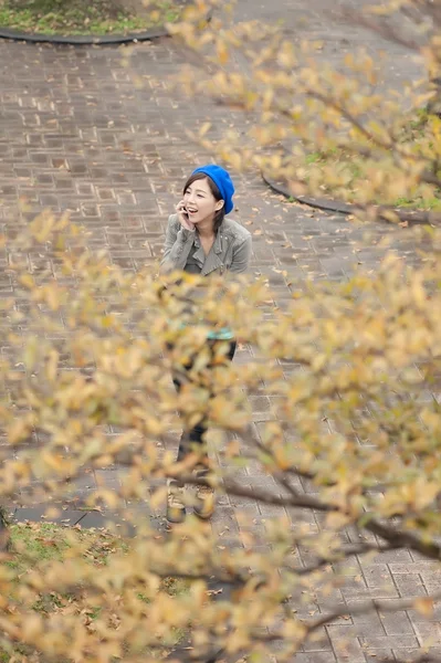 Веселий азіатських леді говорити на мобільний телефон на вулиці в парку, — Stok fotoğraf