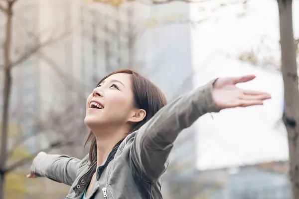 Asiática belleza abrir los brazos y sentirse libre — Foto de Stock