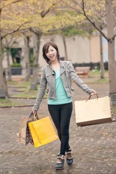 幸せな笑みを浮かべてショッピング女性 — ストック写真
