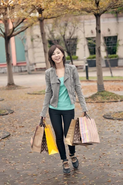 Glada leende shopping kvinna — Stockfoto