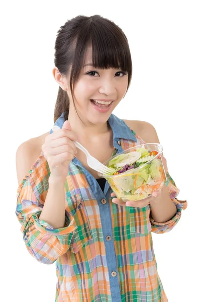 Donna mangiare insalata — Foto Stock