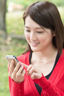 Akıllı telefon kullanan kadın
