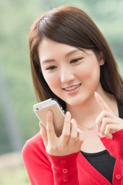 Akıllı telefon kullanan kadın