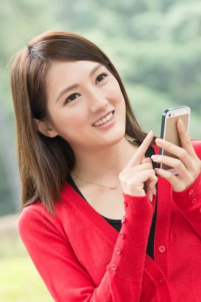 Woman using smartphone — Stock Photo, Image