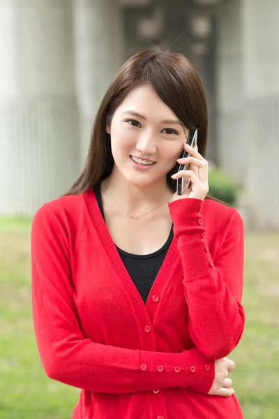 Усміхаючись азіатських молода жінка прийняти дзвінок — стокове фото