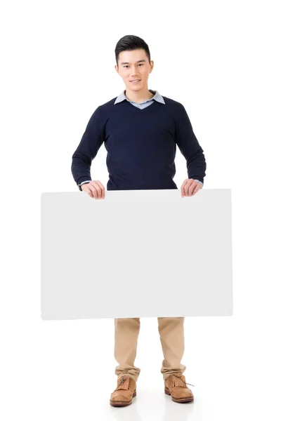 Hombre asiático sosteniendo un tablero en blanco — Foto de Stock