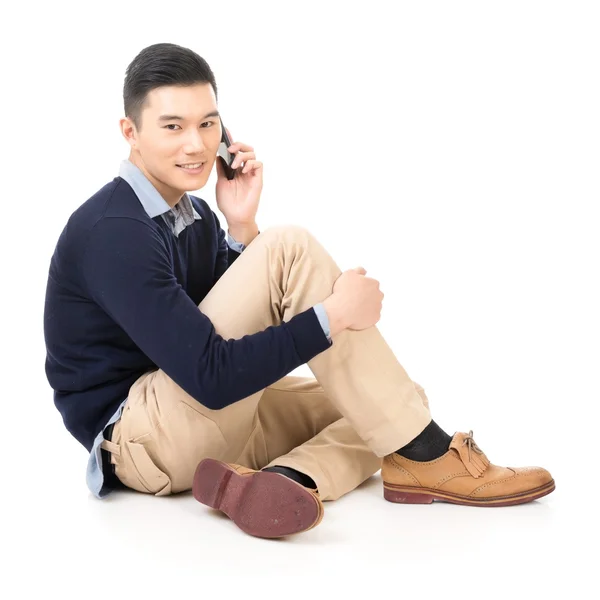 Hombre de asiático tomar una llamada — Foto de Stock