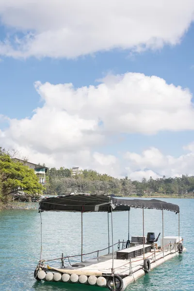 Barco sobre agua — Foto de Stock