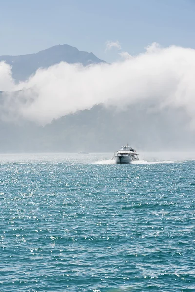 Boot über Wasser — Stockfoto