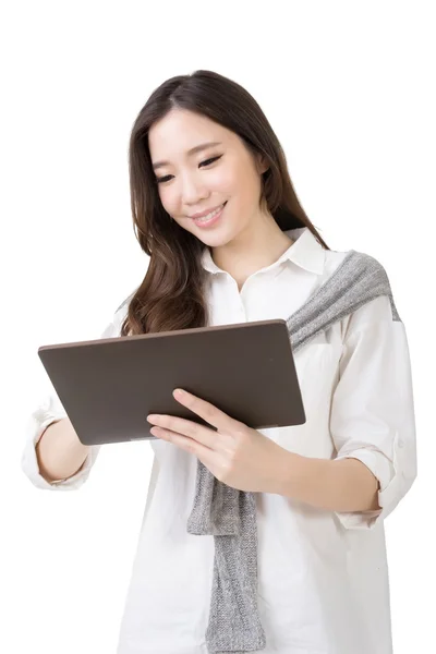 Asiática joven mujer usando pad — Foto de Stock