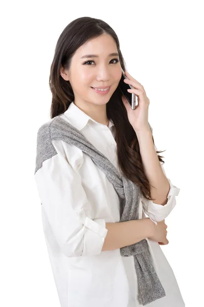 Sorrindo feliz mulher asiática usando smartphon — Fotografia de Stock