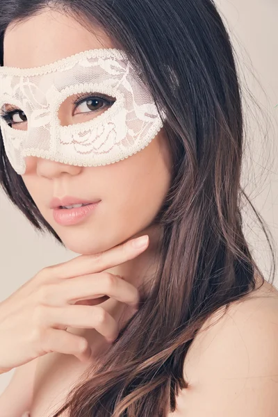 Mulher bonita em uma máscara de carnaval — Fotografia de Stock