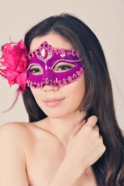 Güzel kadını bir karnaval maskesi — Stok fotoğraf