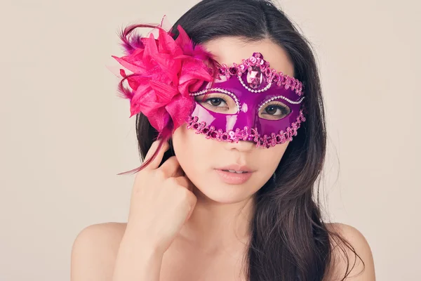 Hermosa mujer en una máscara de carnaval — Foto de Stock