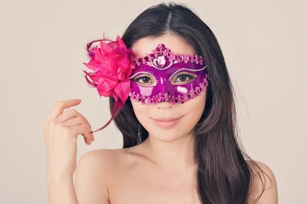 Mulher bonita em uma máscara de carnaval — Fotografia de Stock