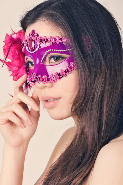 Hermosa mujer en una máscara de carnaval —  Fotos de Stock