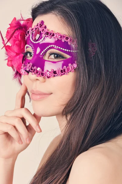 Hermosa mujer en una máscara de carnaval — Foto de Stock